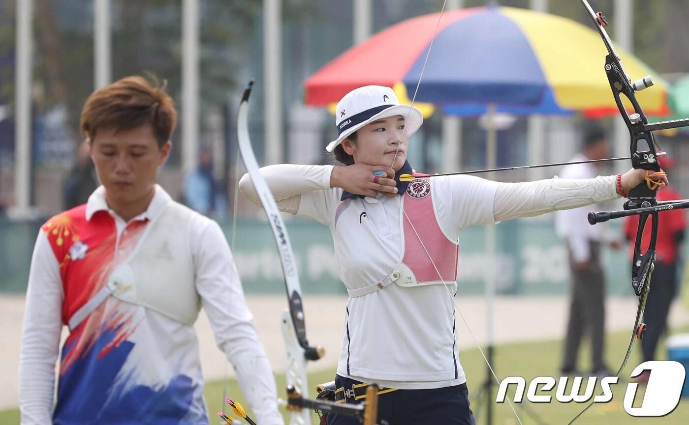 28일 인도네시아 자카르타 겔로라 붕 카르노(GBK) 양궁장에서 열린 2018 자카르타·팔렘방 아시안게임 양궁 여자 리커브 개인 동메달 결정전에서 강채영이 활시위르 당기고 있다.2018.8.28/뉴스1 ⓒ News1 김명섭 기자