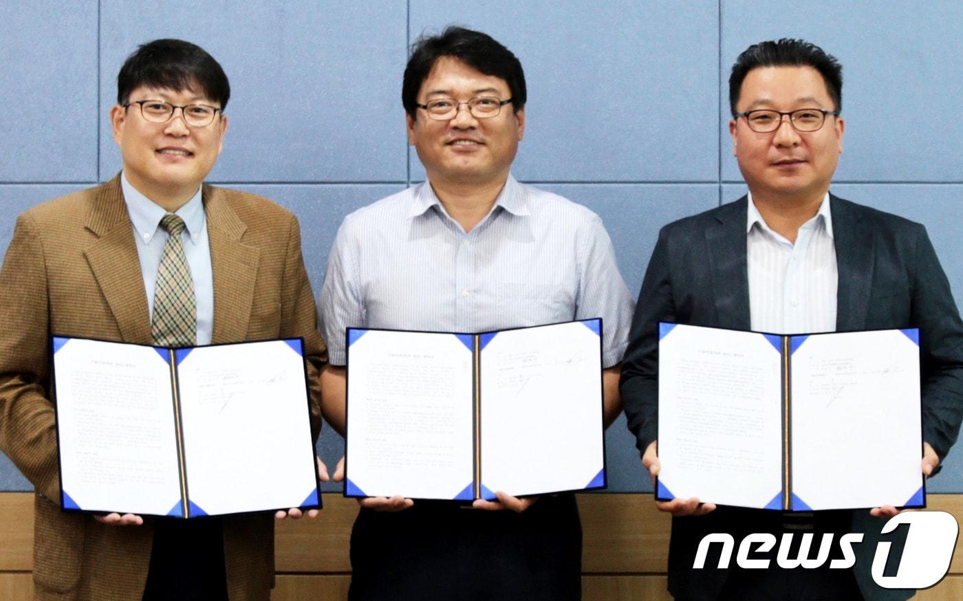 본문 이미지 - 28일 금오공과대학교에서 (주)원바이오젠과 나노섬유 관련 특허 기술이전 체결식을 마친 권오현(왼쪽부터) 금오공대 교수, 정연구 금오공대 산학협력단장, 김원일 (주)원바이오젠 대표가 기념촬영을 하고 있다.(금오공대제공)2018.8.28/뉴스1ⓒ News1