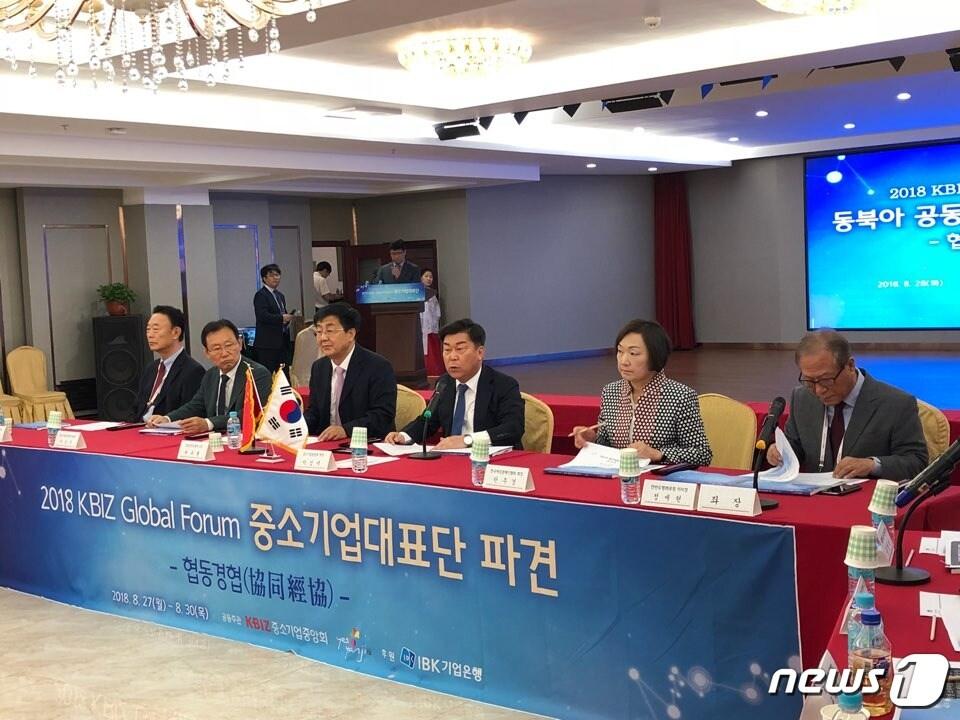 본문 이미지 - 28일 중국 지린성 옌지에서 개최된 '2018 KBIZ 글로벌포럼 정책토론회에서 박성택 중기중앙회 회장(가운데)가 인사말을 하고 있다. ⓒ News1