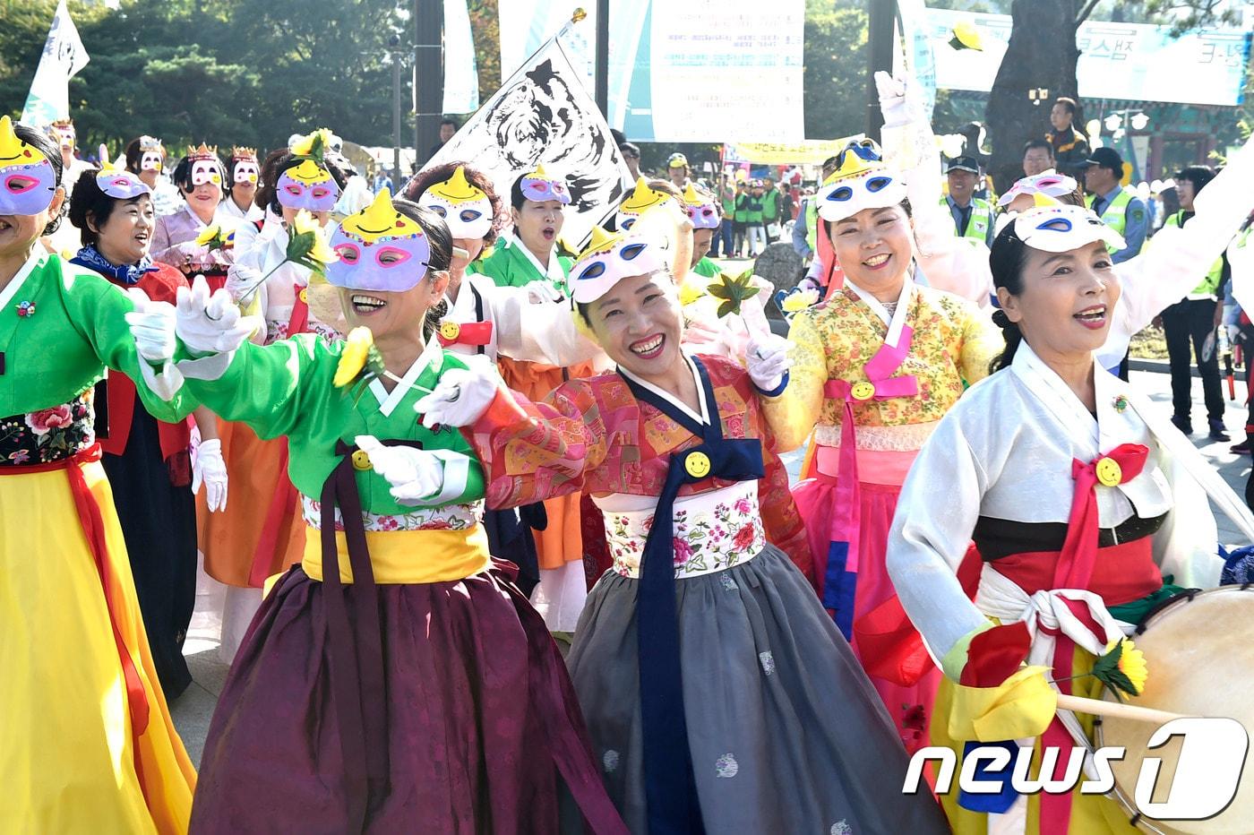 본문 이미지 - 2017년 노원 탈축제 퍼레이드(노원구 제공)ⓒ News1