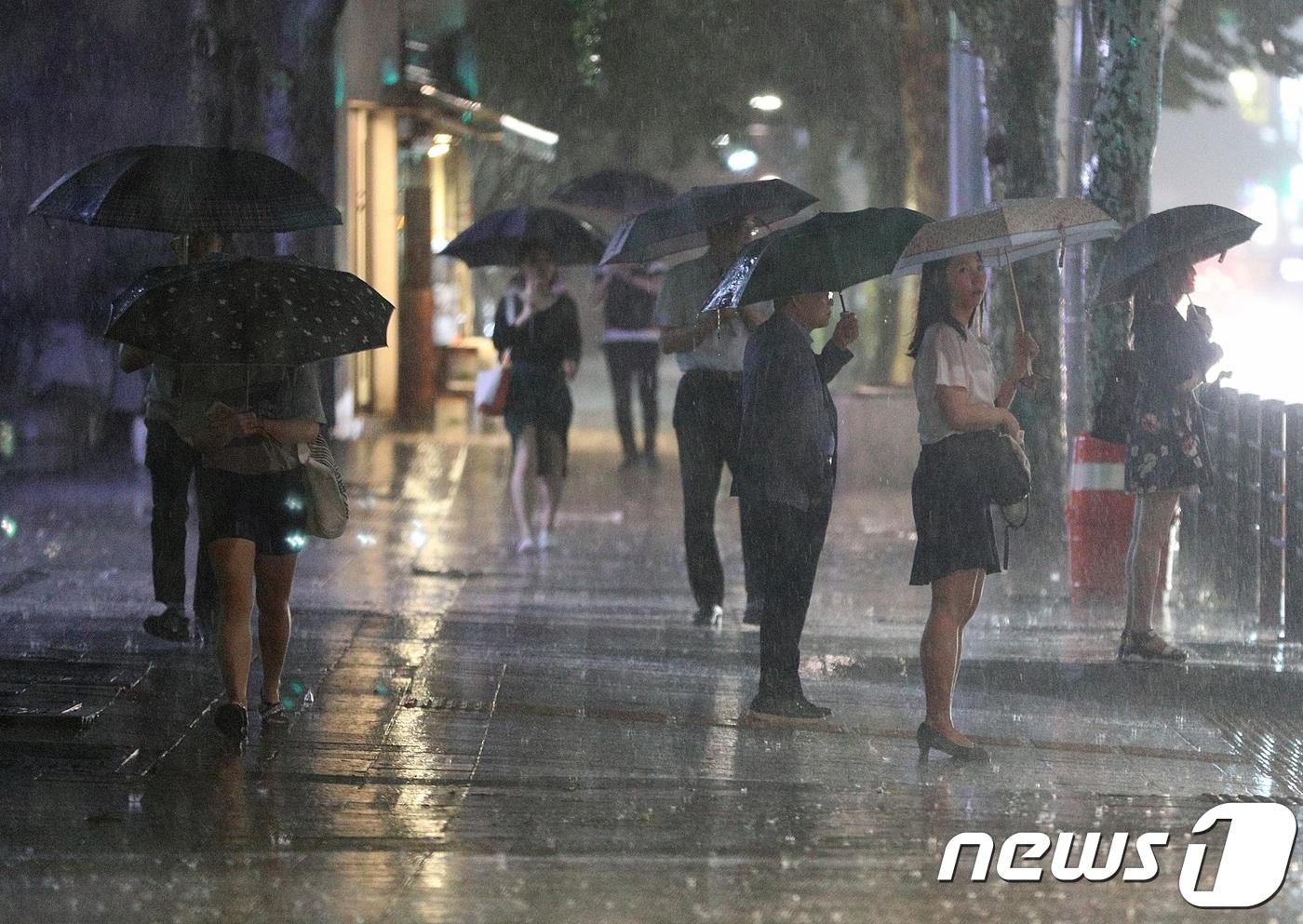 서울에 호우경보가 내려진 28일 오후 서울 종각역에서 시민들이 걸음을 재촉하고 있다. . 2018.8.28/뉴스1 ⓒ News1 신웅수 기자