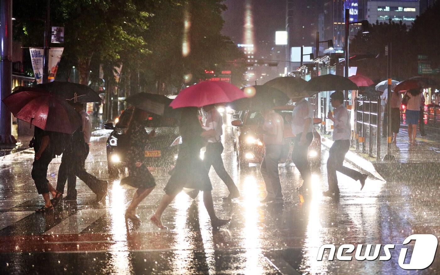 본문 이미지 - 서울에 호우경보가 내려진 28일 오후 서울 종각역에서 시민들이 걸음을 재촉하고 있다. 기상청은 이날 오후 7시40분을 기점으로 서울에 호우경보를 발령하고 오후7시50분에는 강원도 춘천과 경기도 가평, 남양주, 구리, 부천에 내려진 호우주의보를 호우경보로 격상했다. 2018.8.28/뉴스1 ⓒ News1 신웅수 기자