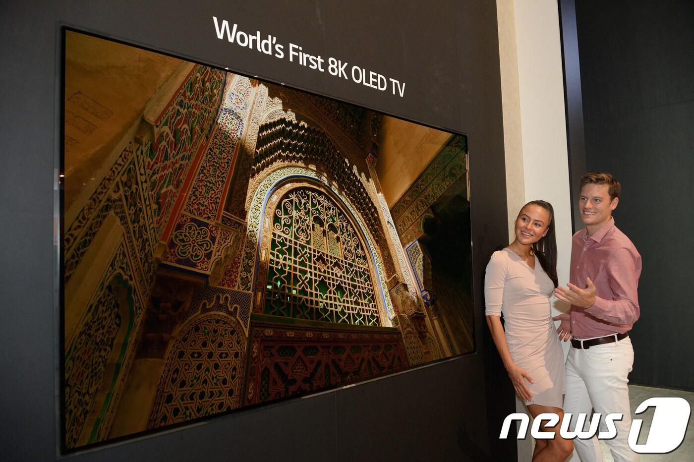 지난 8월 독일 베를린에서 열린 'IFA 2018'에서 최초 공개된 LG전자의 8K 해상도(7680X4320) 88인치 올레드 TV.(LG전자 제공) 2018.8.29/뉴스1 