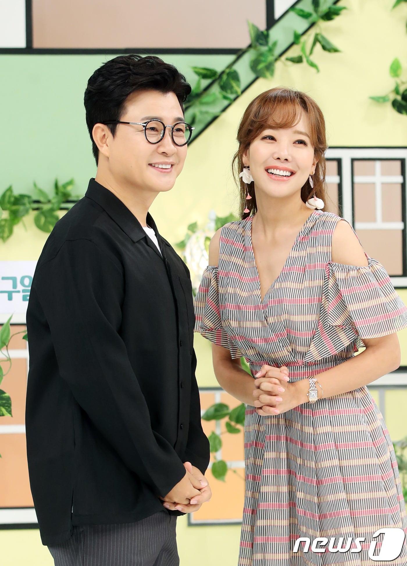 본문 이미지 - MC 김성주, 소유진(오른쪽)이 29일 오전 서울 양천구 목동 KT정보전산센터 스튜디오에서 열린 스카이티브이(skyTV) 신규 가족 예능 프로그램 '식구일지' 촬영 현장 공개에 참석해 포즈를 취하고 있다. ‘식구일지’는 탤런트 박준규, 가수 겸 탤런트 예원, 모델 장민이 출연하여 일반적인 가족의 모습과 시대적인 환경의 변화에 따라 변화된 가족의 모습을 보여주는 프로그램이다. 2018. 8.29/뉴스1 ⓒ News1 권현진 기자