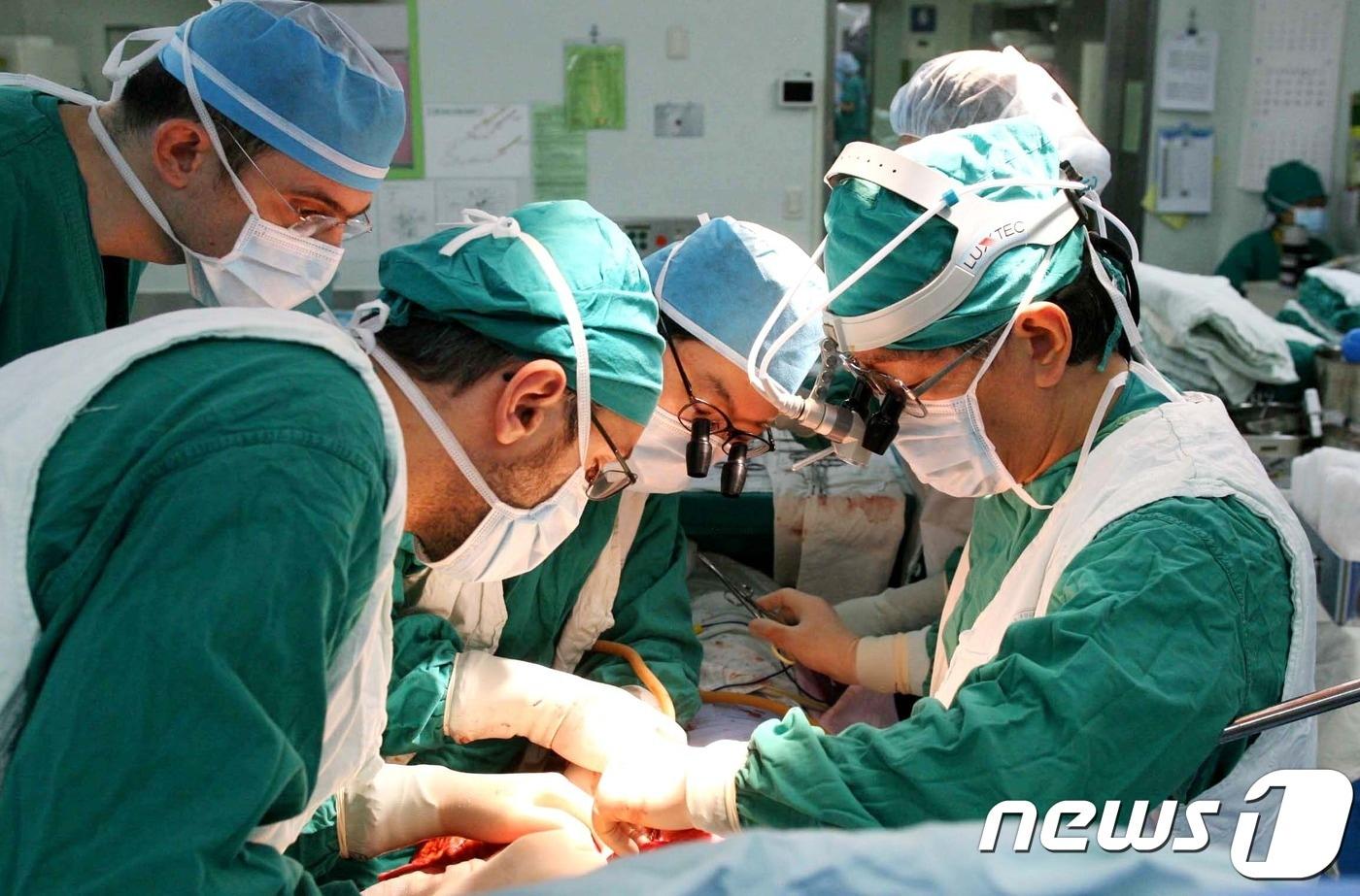 본문 이미지 - 신장이식 중인 서울성모병원 의료진.ⓒ News1