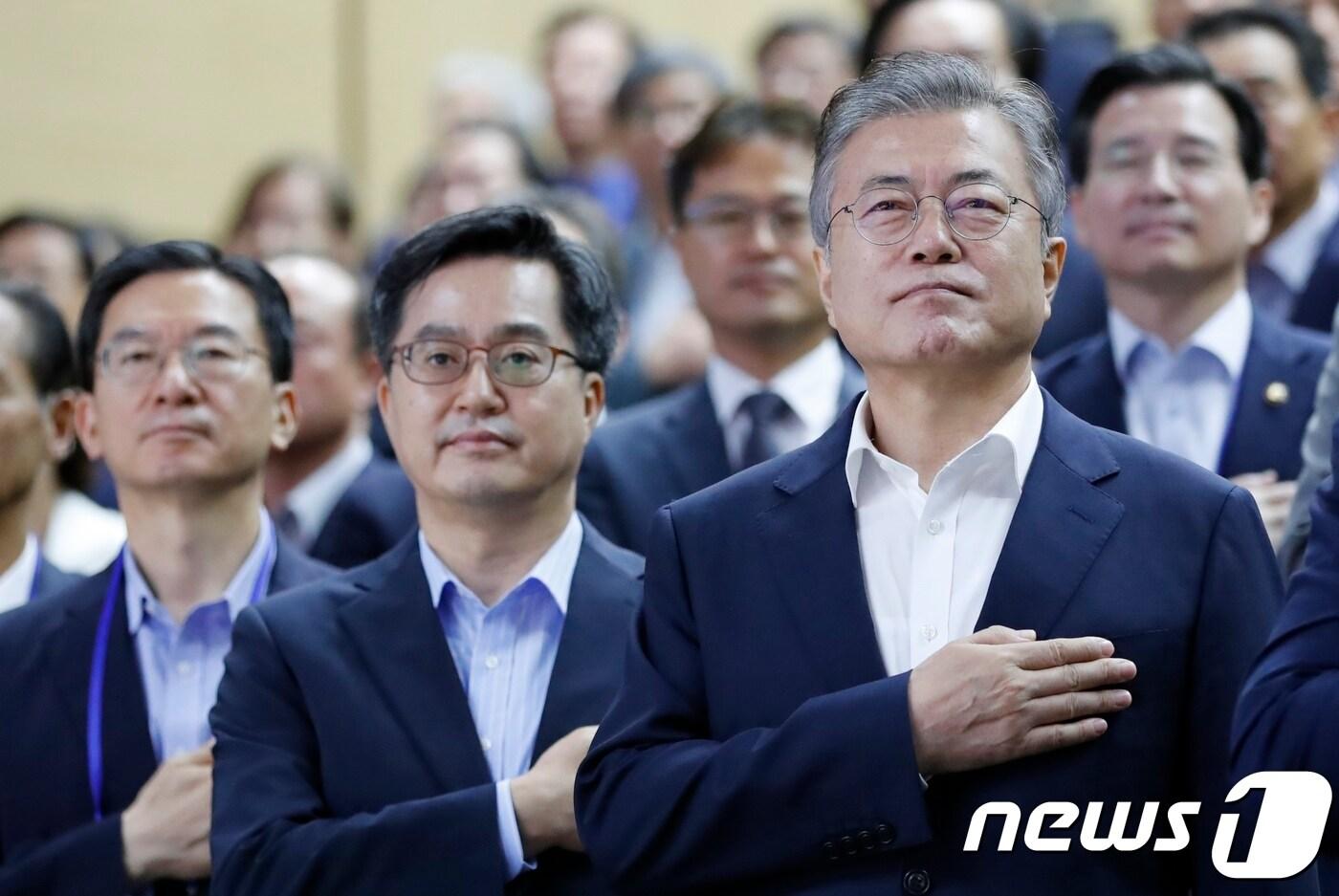 문재인 대통령과 김동연 경제부총리 겸 기획재정부 장관. (청와대 제공) 2018.8.29/뉴스1