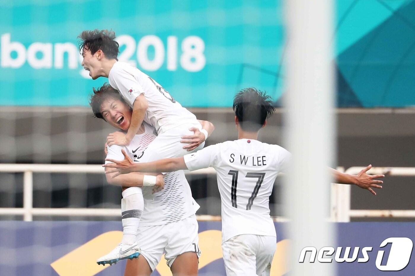 29일 오후 인도네시아 보고르 파칸사리 스타디움에서 열린 2018 자카르타·팔렘방 아시안게임 U-23 남자축구 4강전 대한민국과 베트남의 경기에서 황의조가 추가골을 넣고 환호하고 있다. 2018.8.29/뉴스1 ⓒ News1 임세영 기자