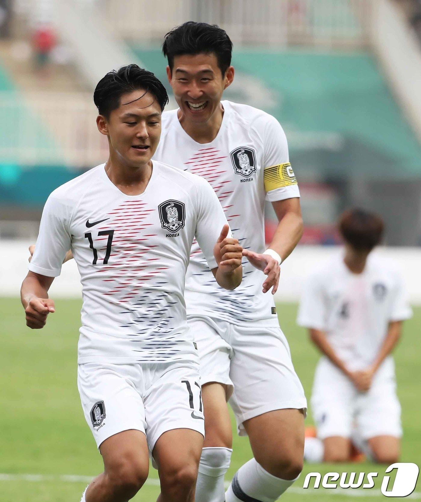 본문 이미지 - 29일 오후 인도네시아 보고르 파칸사리 스타디움에서 열린 2018 자카르타·팔렘방 아시안게임 U-23 남자축구 4강전 대한민국과 베트남의 경기에서 이승우가 선제골을 넣고 댄스 세리머니를 하고 있다. 이날 경기는 대한민국이 베트남을 상대로 3대1로 승리했다. 2018.8.29/뉴스1 ⓒ News1 임세영 기자