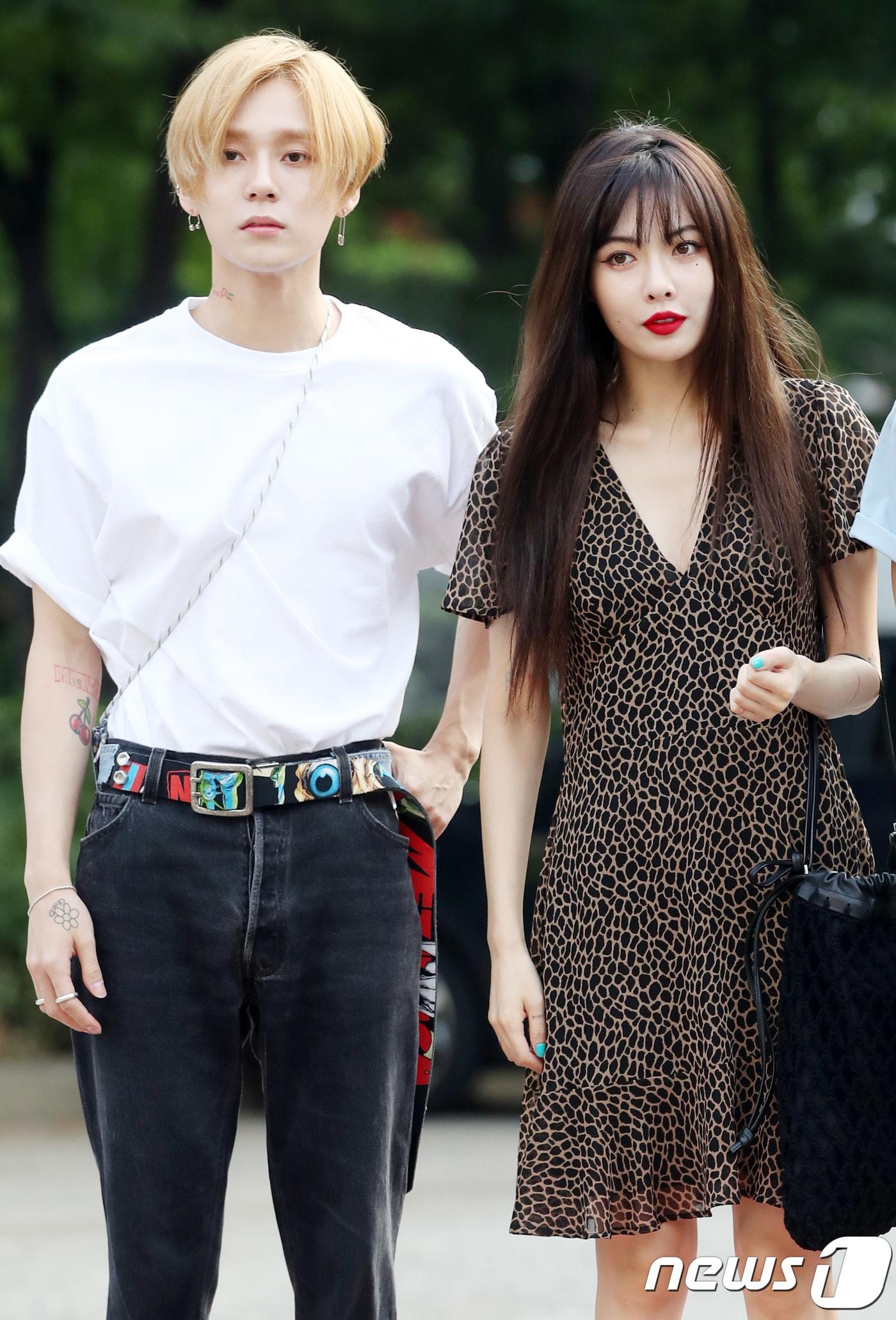 본문 이미지 - 트리플H 이던, 현아(오른쪽)가 3일 오전 서울 여의도 KBS에서 열린 KBS2 '뮤직뱅크'(뮤뱅) 리허설을 하기 위해 방송국으로 들어서며 인사를 하고 있다. 2018.8.3./뉴스1 ⓒ News1 권현진 기자