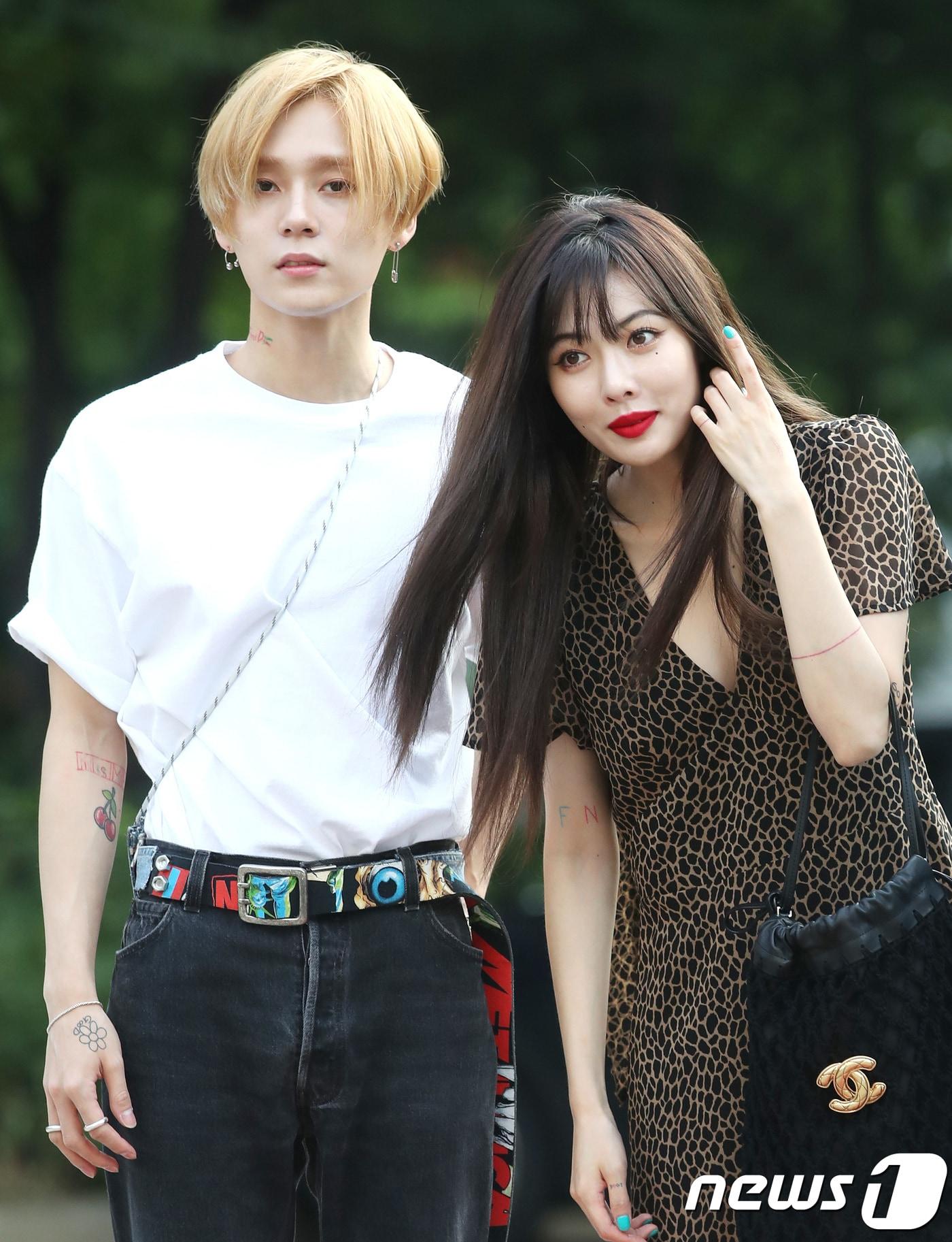 본문 이미지 - 트리플H 이던, 현아(오른쪽)가 3일 오전 서울 여의도 KBS에서 열린 KBS2 '뮤직뱅크'(뮤뱅) 리허설을 하기 위해 방송국으로 들어서며 인사를 하고 있다. 2018.8.3./뉴스1 ⓒ News1 권현진 기자