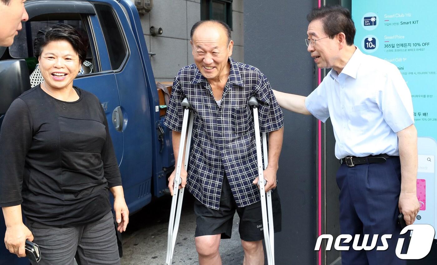 옥탑방에서 강북 ‘한 달 살이’를 시작한 박원순 서울시장이 3일 오전 서울 강북구 삼양동에서 서울시청으로 출근하며 주민들과 대화를 나누고 있다. 지난 달 22일 부터 '한 달 살이'를 시작한 박 시장은 18일까지 옥탑방에서 기거하며 지역 문제의 해법을 찾고 강남·북 균형발전 방안을 모색한다. 2018.8.3/뉴스1 ⓒ News1 황기선 기자