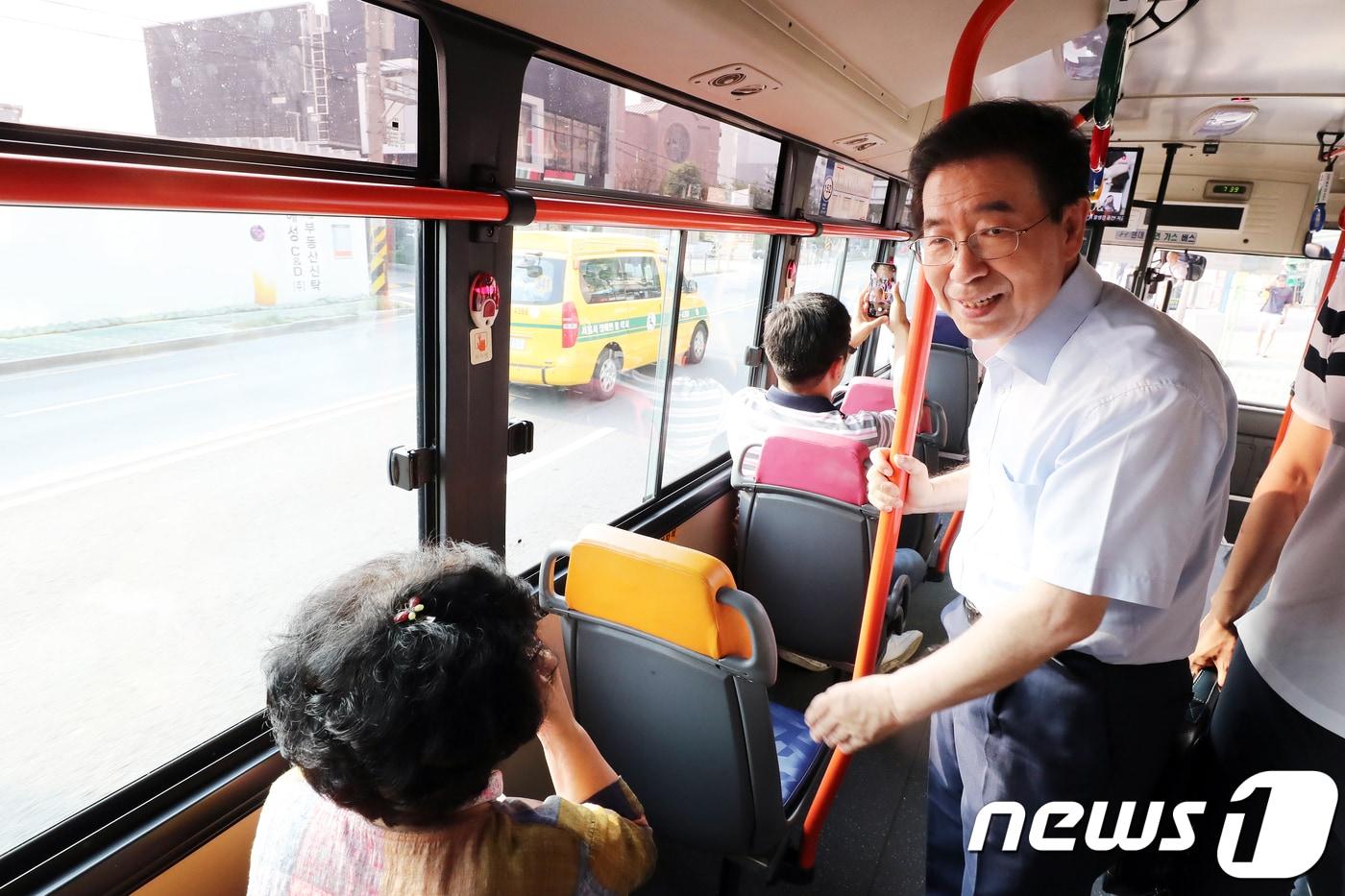 옥탑방에서 강북 ‘한 달 살이’를 시작한 박원순 서울시장이 3일 오전 서울 강북구 삼양동에서 서울시청으로 출근하기 위해 버스에 오르고 있다. 2018.8.3/뉴스1 ⓒ News1 황기선 기자