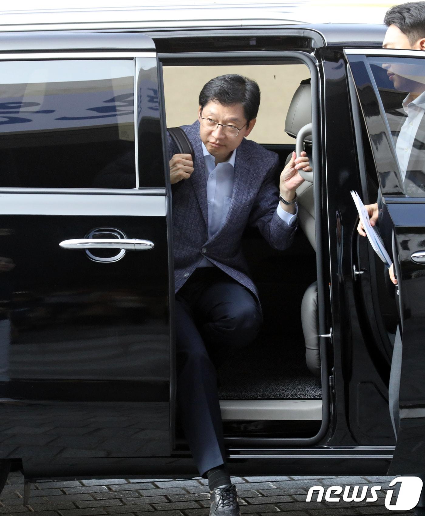 본문 이미지 - 김경수 경남도지사가 3일 오전 차량에서 내려 경남도청 집무실로 향하고 있다. 전날 드루킹 사건 댓글조작 사건을 수사 중인 허익범 특별검사팀이 김경수 경남도지사 집무실과 관사를 압수수색 했다. 2018.8.3/뉴스1 ⓒ News1 여주연 기자