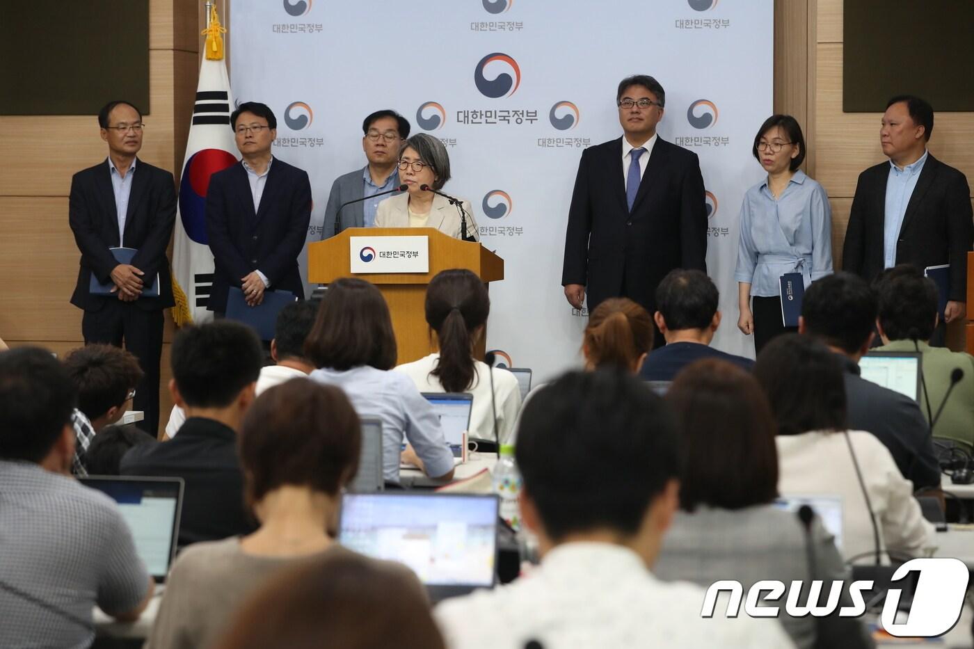 김영란 국가교육회의 대입제도 개편 공론화위원장이 지난 2018년 8월3일 서울 종로구 세종대로 정부서울청사 별관에서 500여명의 시민참여단이 마련한 2022학년도 대입제도 개편 공론화 결과를 발표하고 있다. (뉴스1DB) ⓒ News1 오대일 기자