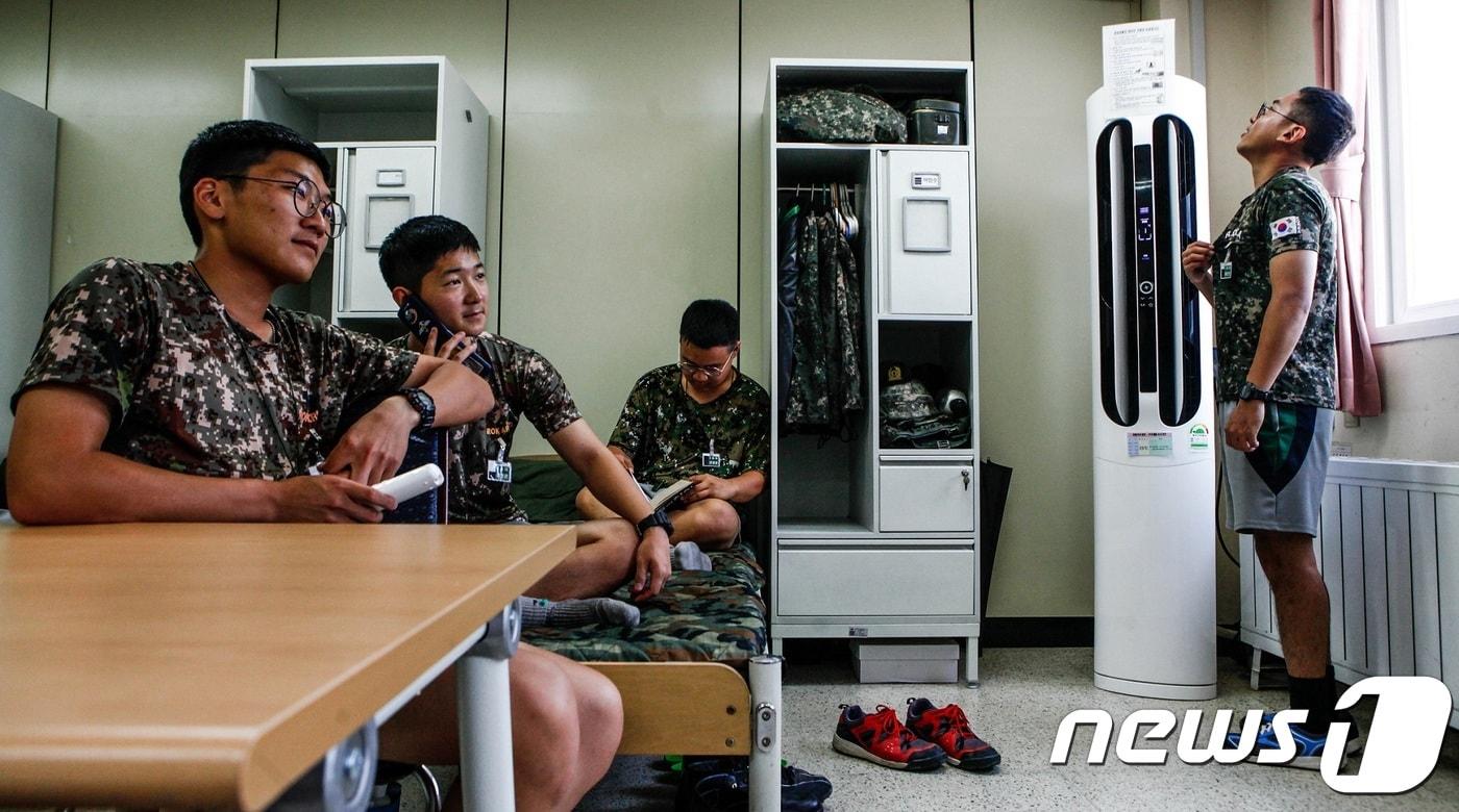 본문 이미지 - 기록적인 폭염이 이어지고 있는 3일 강원도 홍천군 육군 11사단 기갑수색대대 병영생활관에서 장병들이 보급된 에어컨 바람을 맞으며 더위를 날리고 있다. (육군 11사단 기갑수색대대 제공) 2018.8.3/뉴스1