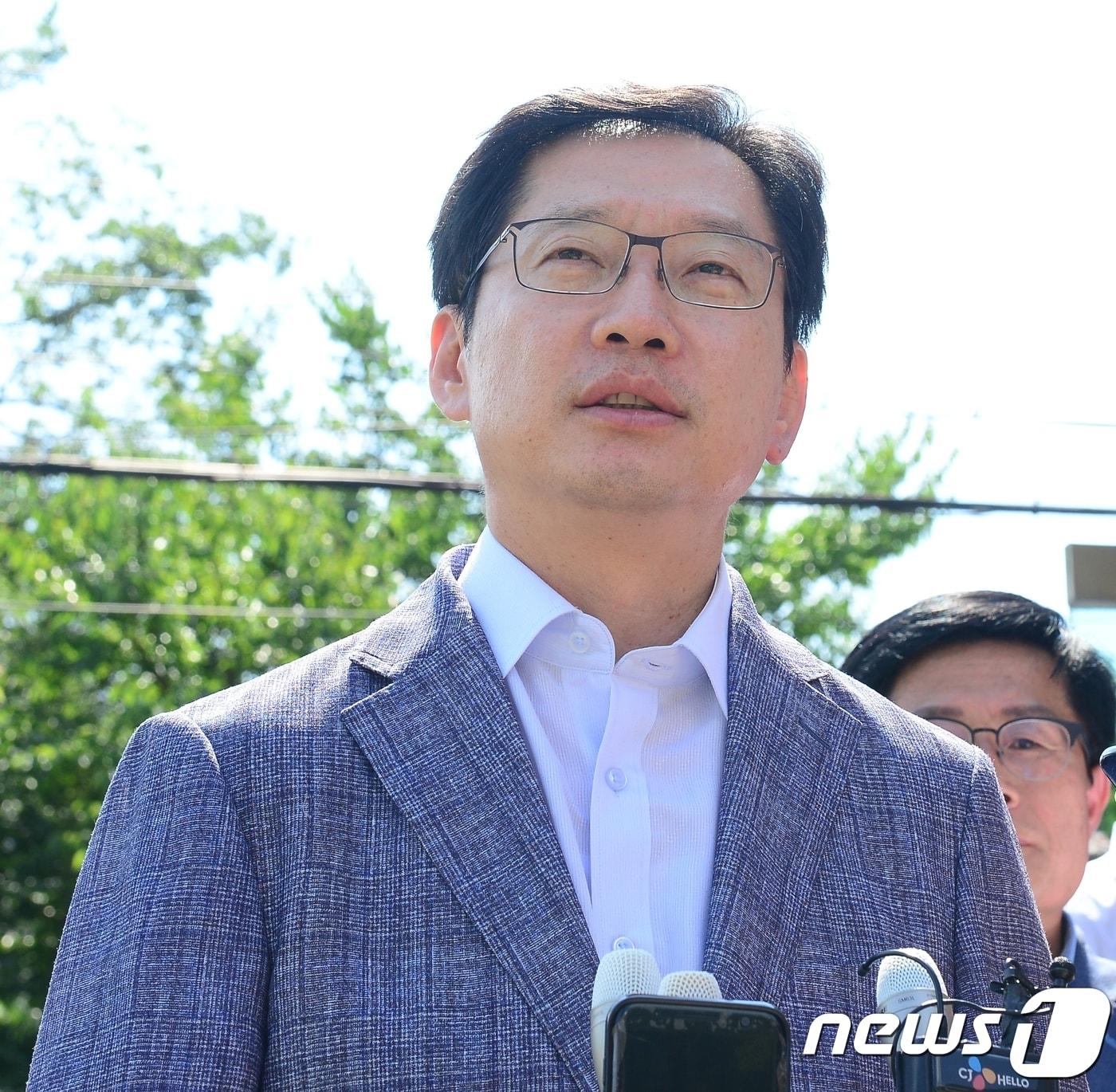 본문 이미지 - 김경수 경남도지사가 지난 3일 오후 경남 김해시 주촌면 내삼경로당 출입문 앞에서 취재진과 대화하고 있다.2018.8.3/뉴스1 ⓒ News1 강대한 기자