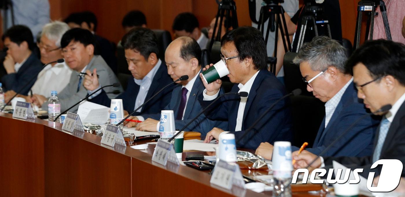 본문 이미지 - 30일 오전 서울 여의도 한국거래소에서 열린 제약·바이오 업계 회계처리 투명성 관련 간담회에서 참석자들이 김용범 금융위원회 부위원장의 모두발언을 듣고 있다. 2018.8.30/뉴스1 ⓒ News1 안은나 기자
