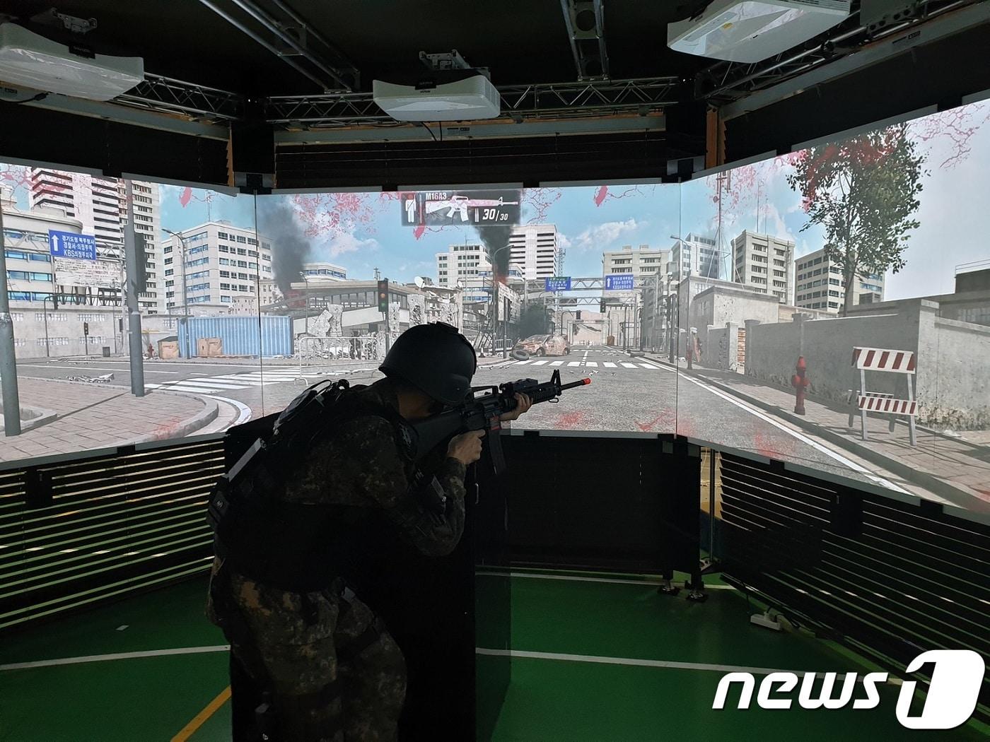 본문 이미지 - 사진은 가상현실 기반 정밀사격훈련 모습. (육군 제공) 2018.8.30/뉴스1