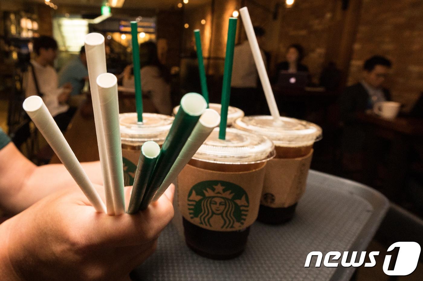 스타벅스커피 코리아가 지난 2018년 8월 서울 중구 스타벅스 한국프레스센터점에서 일회용 플라스틱 빨대를 대체할 종이 빨대를 선보였다.  ⓒ News1 유승관 기자