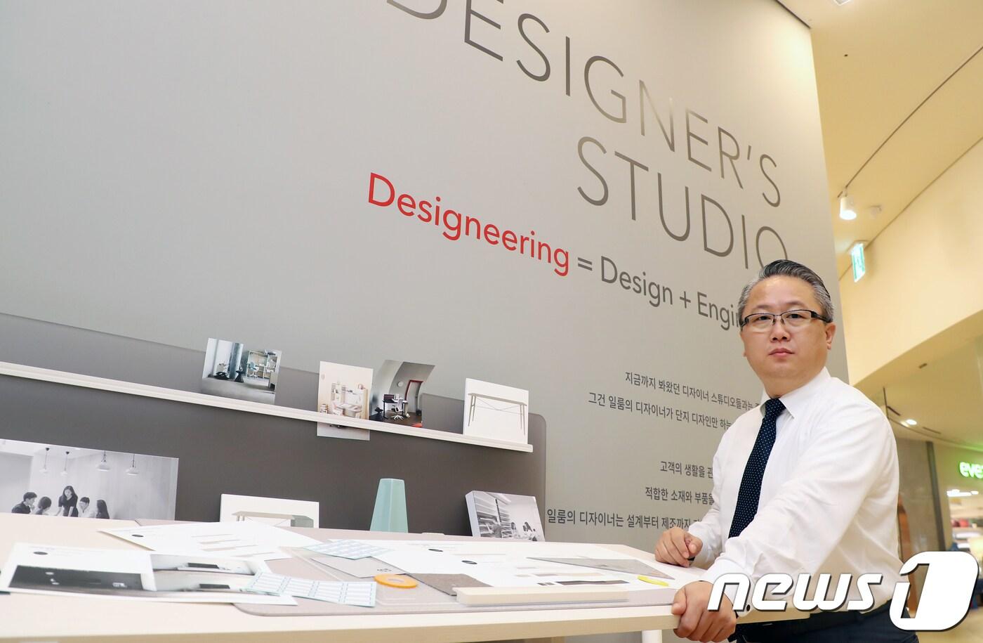 강성문 일룸 대표가 지난달 30일 경기 고양시 스타필드 고양 일룸 전시장에서 뉴스1과 인터뷰에 앞서 포즈를 취하고 있다. 2018.8.30/뉴스1 ⓒ News1 황기선 기자