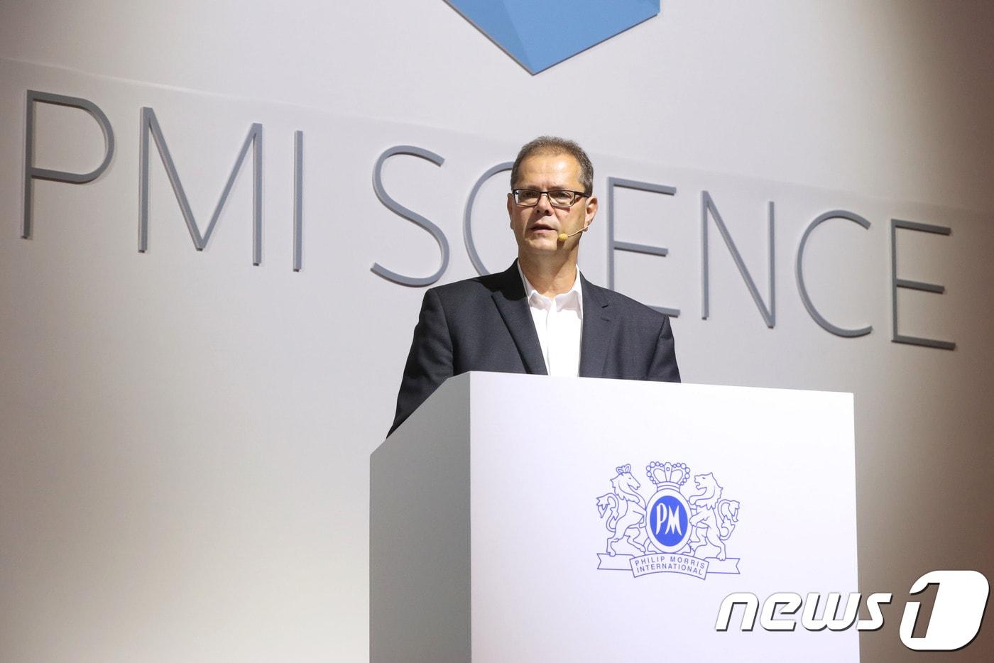 PMI과학연구 최고책임자인 마누엘 피취 박사가 30일 오전 서울 소공동 롯데호텔에서 필립모리스의 궐련형 전자담배 증기와 일반담배 연기의 폐암 발생 영향 비교 연구결과를 발표하고 있다.2018.8.30/뉴스1 ⓒ News1 이광호 기자