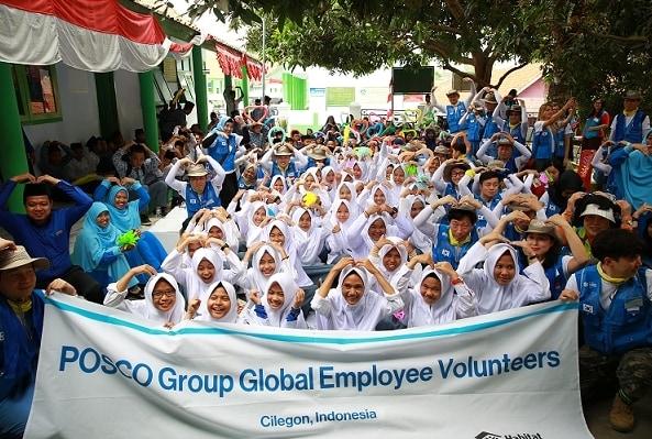 본문 이미지 - 포스코 임직원 글로벌 봉사단이 인도네시아 찔레곤(Cilegon)시 뜨갈 라뚜(Tegal Ratu)마을에서 봉사활동을 마치고 주민들과 기념촬영을 하고 있다.ⓒ News1