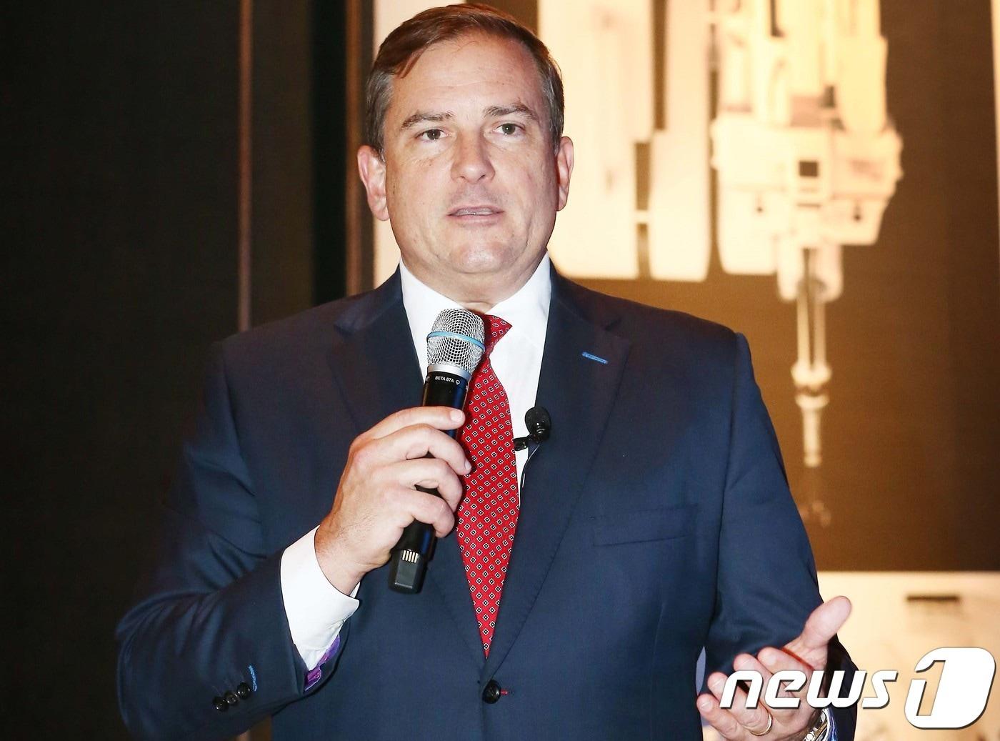 본문 이미지 - 글랜 버보소 인튜이티브 수석부사장은 30일 그랜드하얏트서울호텔에서 열린 기자간담회에서 풀옵션 가격이 30억원인 4세대 신제품 '다빈치 SP' 를 설명하고 있다.ⓒ News1