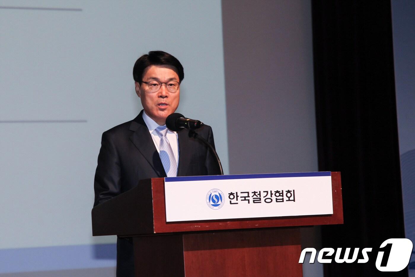 본문 이미지 - 최정우 한국철강협회 회장( 포스코 회장)이 30일 오전 한국철강협회가 주최한 '스틸코리아 2018'에 참석해 개회사를 하고 있다(철강협회 제공) ⓒ News1