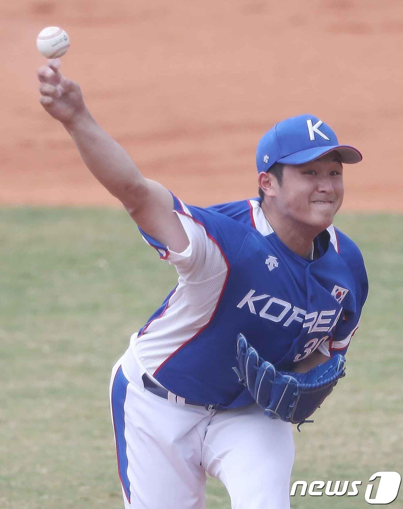 본문 이미지 - 30일 오후 인도네시아 자카르타 겔로라 붕 카르노(GBK) 야구장에서 열린 2018 자카르타·팔렘방 아시안게임 야구 슈퍼라운드 대한민국과 일본의 경기에서 대한민국 최원태가 역투하고 있다. 2018.8.30/뉴스1 ⓒ News1 임세영 기자