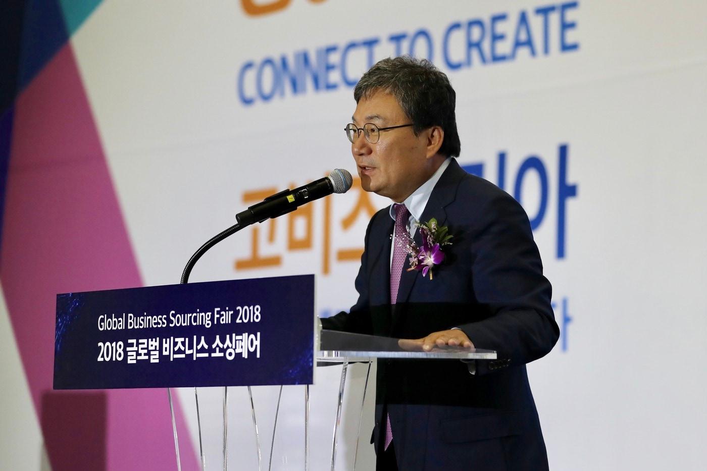 본문 이미지 - 이상직 중진공 이사장이 지난해 열린 '글로벌 비즈니스 소싱페어' 개막식에서 개회사를 하고 있다. ⓒ News1