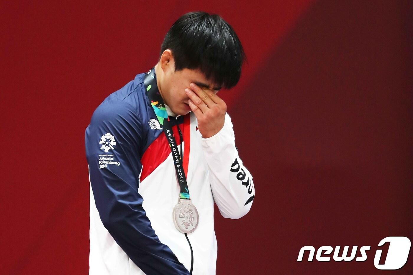 30일 인도네시아 자카르타 컨벤션센터에서 열린 2018 자카르타·팔렘방 아시안게임 남자 유도 -73kg 메달 세리머니에서 안창림이 은메달을 목에 걸고 눈물을 흘리고 있다. 이날 안창림은 결승전에서 일본의 오노 쇼헤이에게 석연치 않는 심판 판정으로 패하며 은메달에 머물렀다. 2018.8.30/뉴스1 ⓒ News1 임세영 기자
