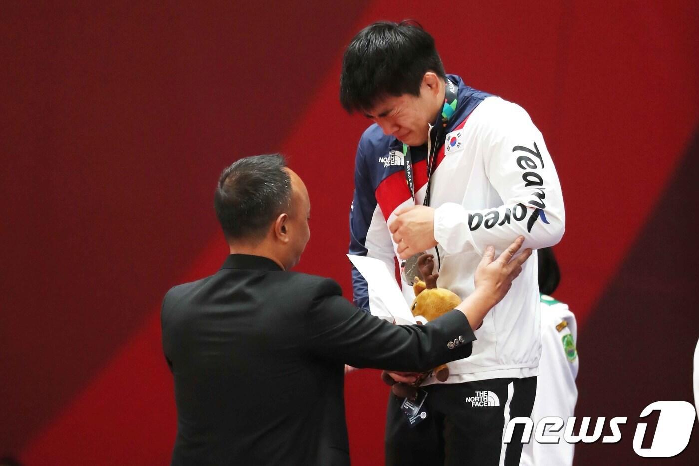 지난 2018년 8월 30일 여린 자카르타-팔렘방 아시안게임 남자 유도 73㎏급 메달 세리머니에서 안창림이 은메달을 목에 걸고 눈물을 흘리는 모습. 당시 안창림은 결승전에서 일본의 오노 쇼헤이에게 석연치 않는 심판 판정으로 패하며 은메달에 머물렀다. (뉴스1 DB) 2018.8.30/뉴스1 ⓒ News1 임세영 기자