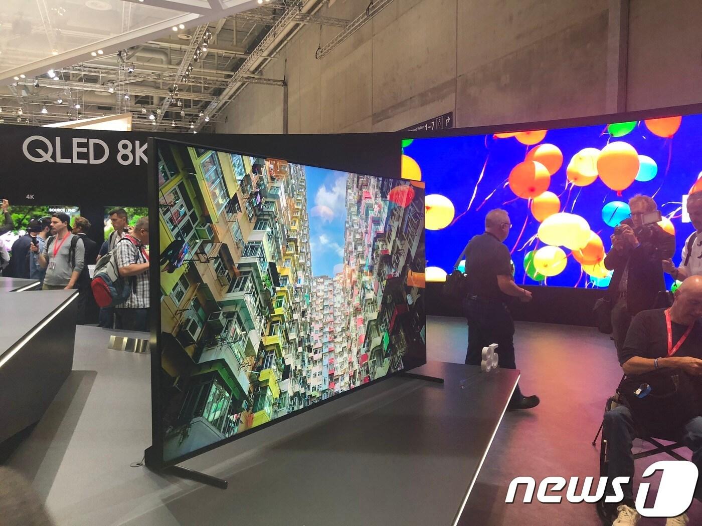본문 이미지 - 30일(현지시간) 독일 베를린에서 열린 삼성전자의 'IFA 2018' 프레스 컨퍼런스를 마치고 'QLED 8K TV'를 살펴보는 글로벌 미디어 관계자들의 모습. 2018.8.30/뉴스1 ⓒ News1