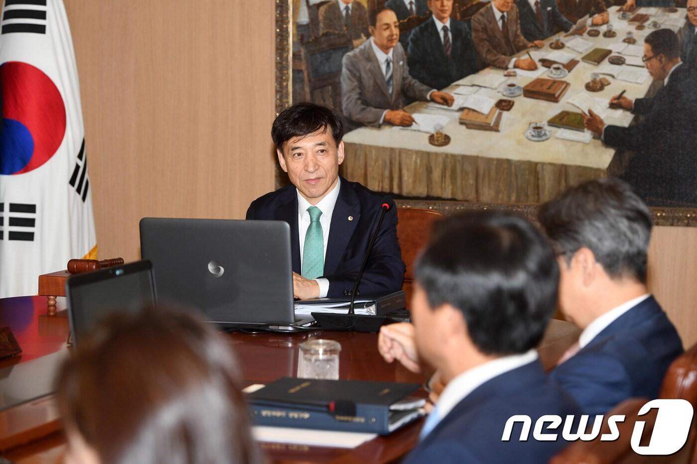 본문 이미지 - 이주열 한국은행 총재가 31일 오전 서울 중구 한국은행에서 열린 금융통화위원회 본회의에서 회의를 주재하고 있다. 2018.8.31/뉴스1 ⓒ News1 송원영 기자
