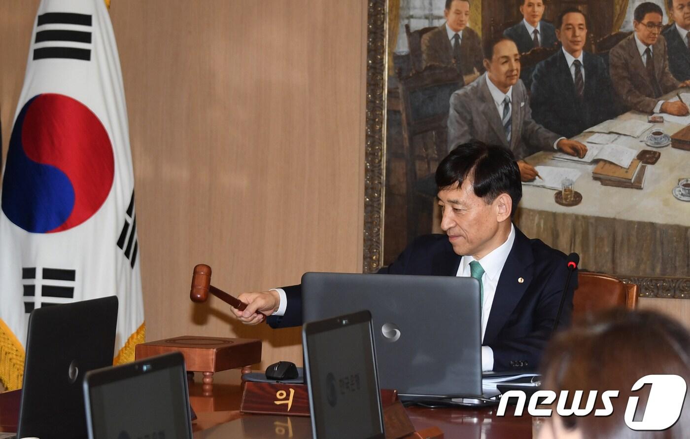 이주열 한국은행 총재가 지난 8월 31일 오전 서울 중구 한국은행에서 열린 금융통화위원회 본회의에서 회의를 주재하고 있다. 2018.8.31/뉴스1 ⓒ News1 송원영 기자