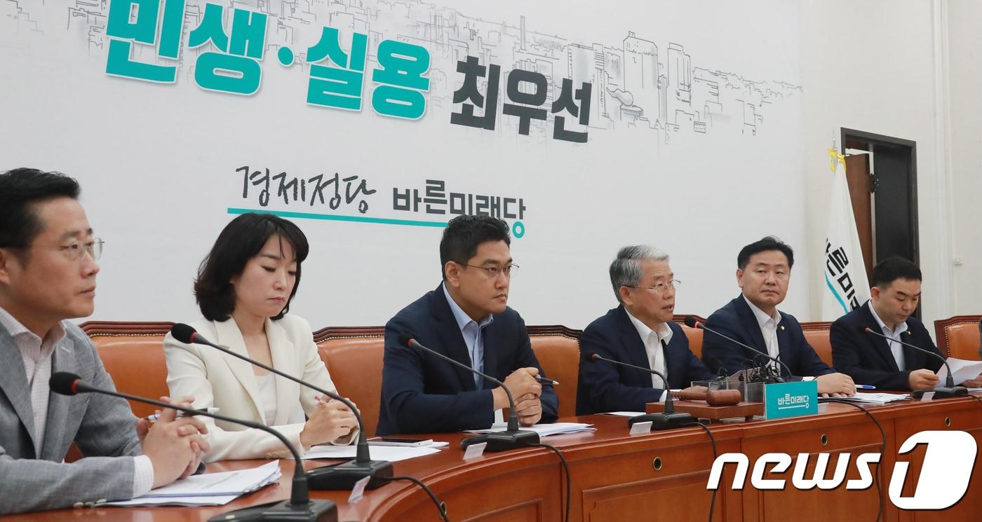 본문 이미지 - 김동철 바른미래당 비상대책위원장 31일 서울 여의도 국회 본청에서 열린 비상대책위원회의에서 모두발언을 하고 있다. 2018.8.31/뉴스1 ⓒ News1 이동원 기자