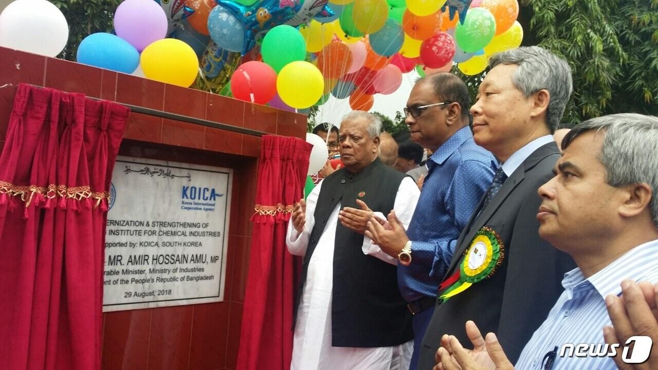 본문 이미지 - 코리아텍 방글라데시 화학산업기술훈련원 개원을 기념하는 제막식이 진행되고 있다. ⓒ News1