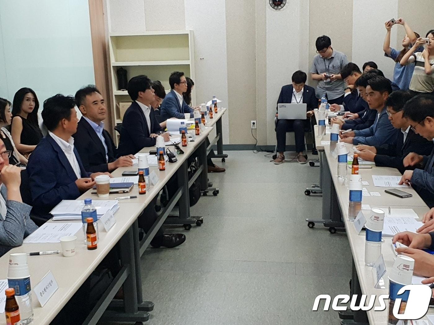 본문 이미지 - 31일 서울 서초동 한국프랜차이즈산업협회 사무실에서 열린 '2019년 가맹사업 시행계획 수립 관계기간 협의회' 회의 참석자들이 회의 진행에 앞서  관련 내용을 점검하고 있다. ⓒ News1