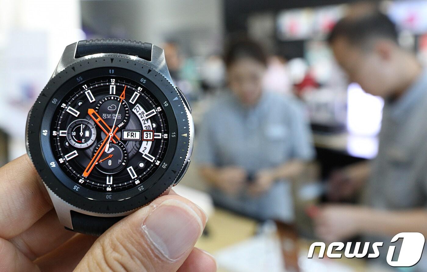 2018년에 출시된 삼성전자의 '갤럭시워치' ⓒ News1 신웅수 기자