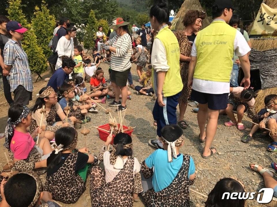 본문 이미지 - 완주와일드푸드축제에서 어린이들이 '리틀 와푸족' 체험을 하고 있다.(완주군제공)2018.08.31/뉴스1ⓒ News1
