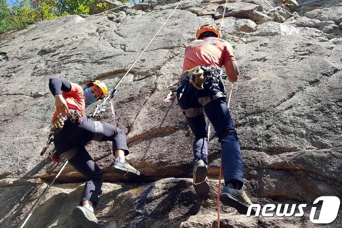 본문 이미지 - 31일 오전 강원 인제군 북면 설악산 아갈바위에서 119소방대원들이 암벽사고 대비 특별구조훈련을 실시하고 있다. (강원도소방본부 제공) 2018.8.31/뉴스1 ⓒ News1 김경석 기자