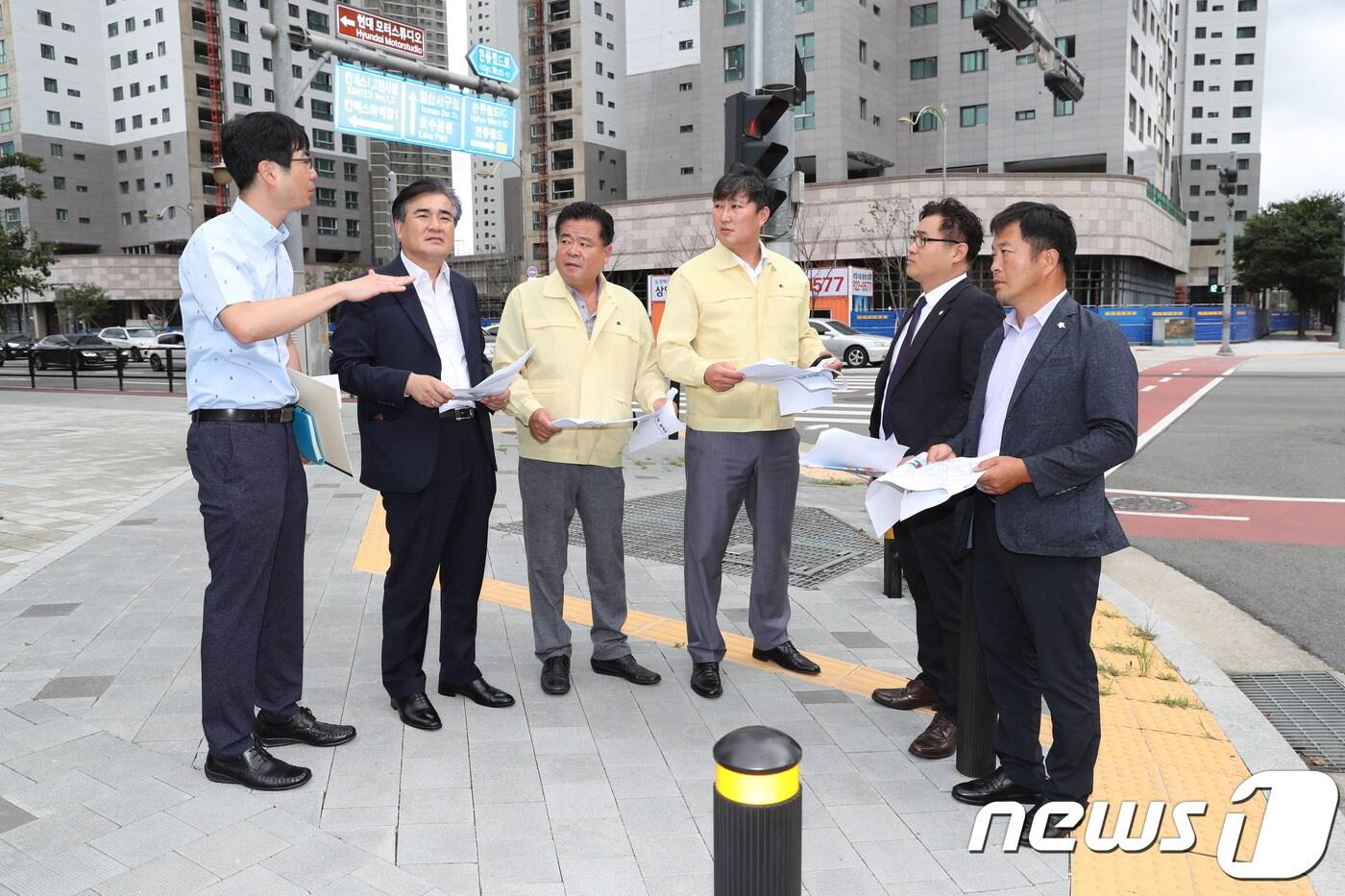 본문 이미지 - 지난 29일 고양시의회 건설교통위원회 소속 의원들이 ‘GTX 킨텍스역사 위치확정 촉구 결의안’이 상임위에서 통과된 뒤 GTX 킨텍스역사 건설예정지 등에 대해 현장을 방문해 돌아보고 있다. /사진제공=고양시의회 ⓒ News1