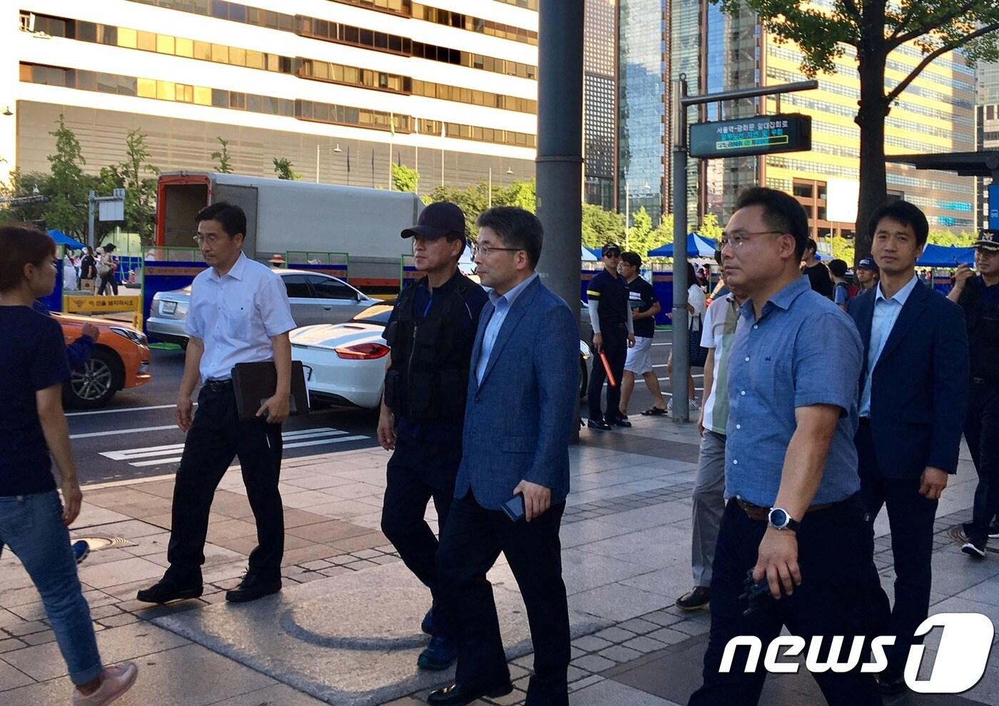 민갑룡 경찰청장이 4일 '불법촬영 편파수사 4차 집회'가 열린 서울 종로구 광화문광장 일대를 둘러보고 있다.2018.8.4/뉴스1ⓒ News1