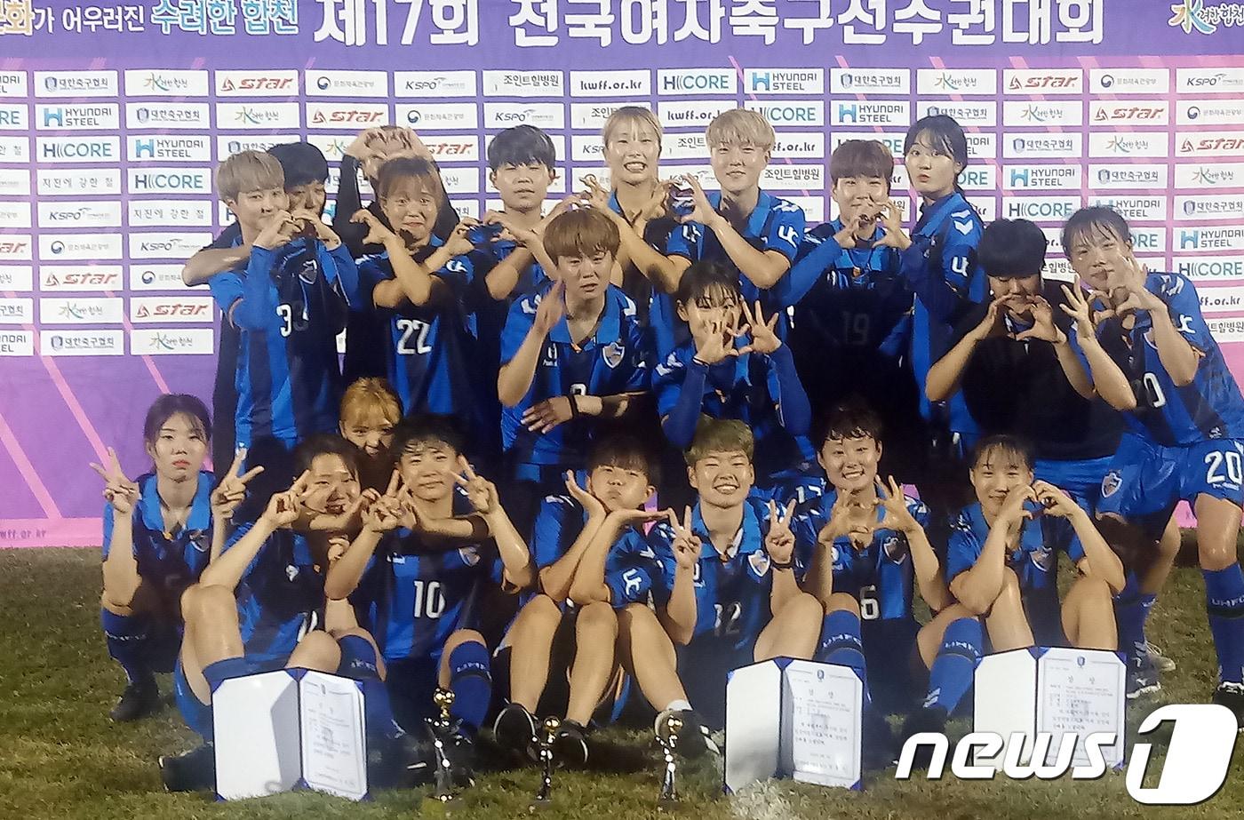 본문 이미지 - '제17회 전국여자축구선수권대회' 대학부 준우승을 차지한 울산과학대 여자축구부 선수들.(울산과학대 제공)ⓒ News1
