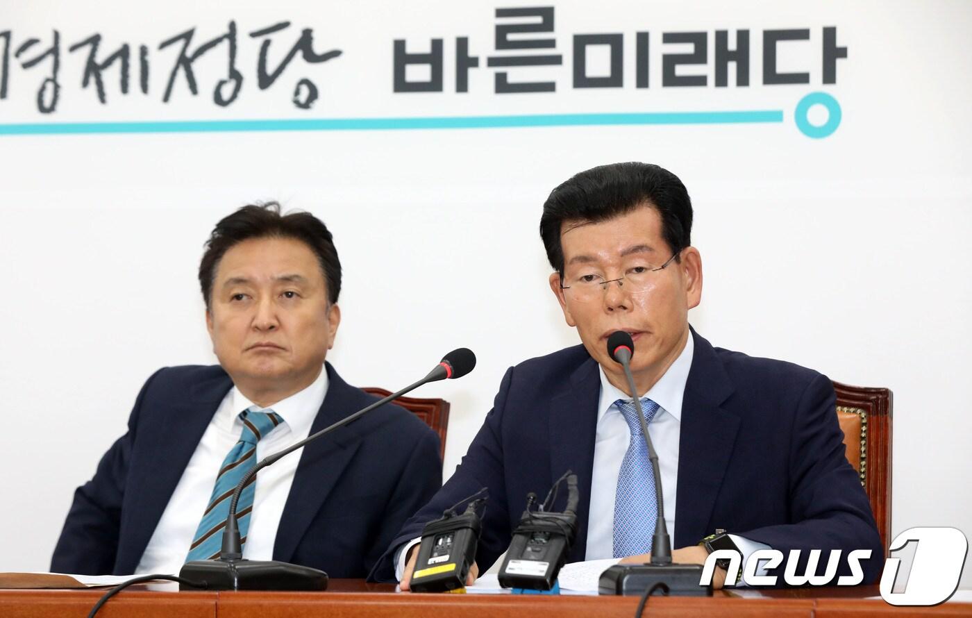 장영하 바른미래당 전 성남시장 후보가 5일 오후 서울 여의도 국회에서 기자간담회를 열고 이재명 경기도지사가 형인 고 이재선 씨를 정신병원에 강제입원시키려고 한 증거를 추가로 밝히고 있다.2018.8.5/뉴스1 ⓒ News1 안은나 기자