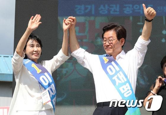 본문 이미지 - 이재명 경기도지사와 부인 김혜경씨. 6.13지방선거 당시 유세 장면. 2018.6.12/ⓒ News1 박세연 기자