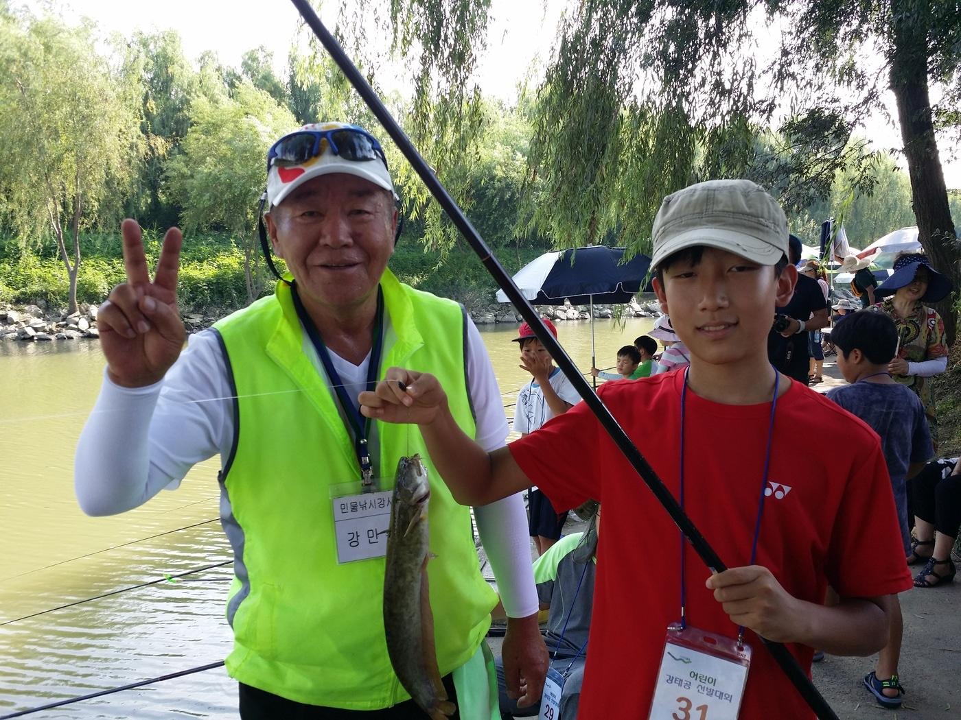 본문 이미지 - 지난해 어린이 강태공 선발대회 참가자(서울시 제공).ⓒ News1