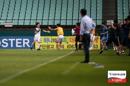 본문 이미지 - 경남FC 선수들이 5일 전주월드컵경기장에서 열린 전북 현대와의 KEB하나은행 K리그1 2018 21라운드에서 득점 후 기뻐하고 있다. (한국프로축구연맹 제공) ⓒ News1