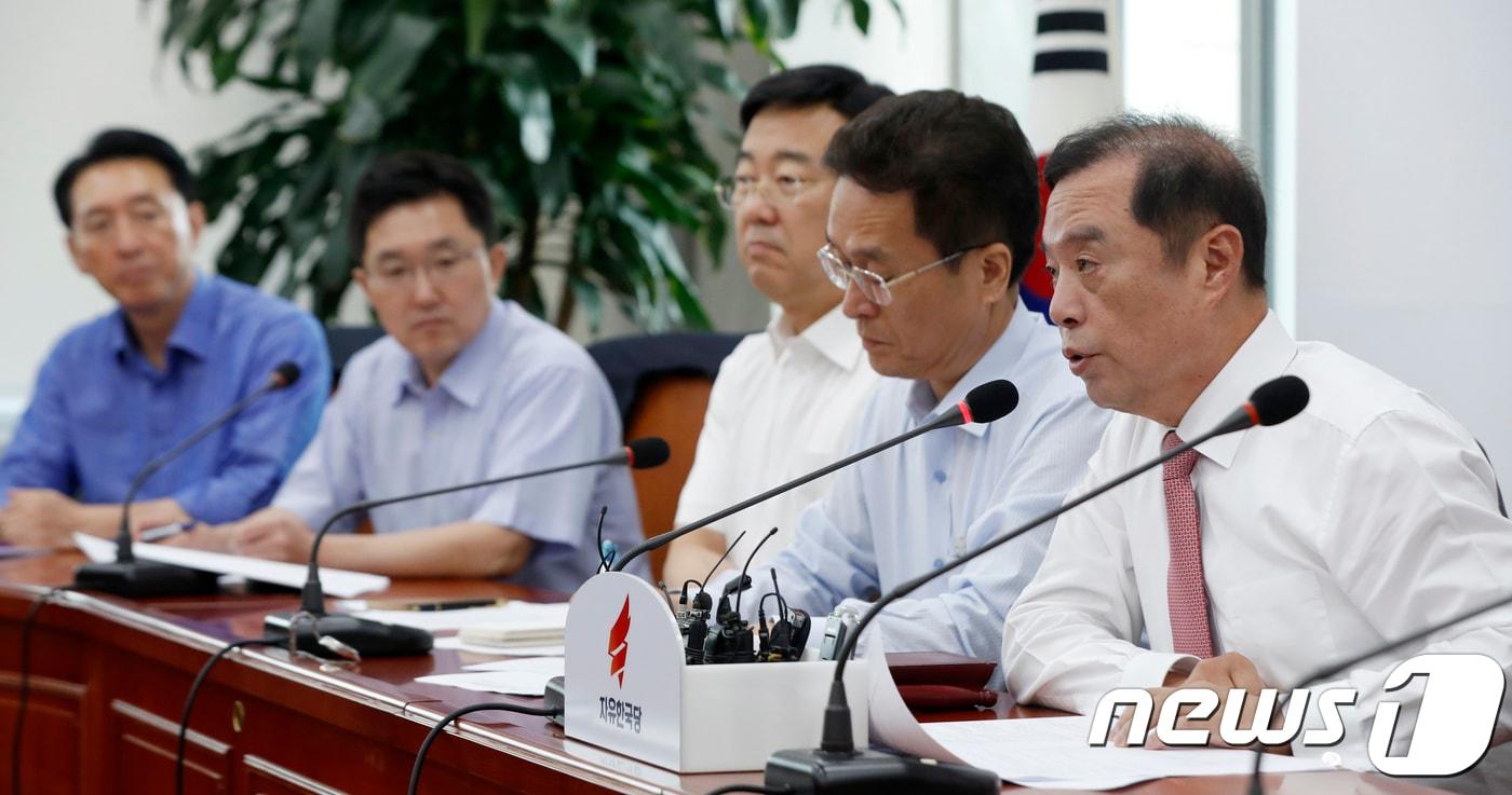 김병준 자유한국당 비상대책위원장이 6일 오전 서울 여의도 국회에서 열린 비상대책위원회의에서 모두발언을 하고 있다. 2018.8.6/뉴스1 ⓒ News1 안은나 기자