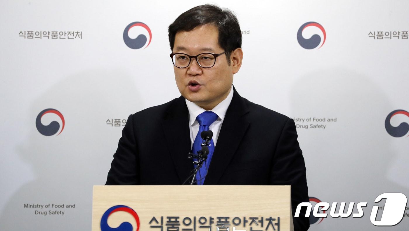 본문 이미지 - 이원식 식품의약품안전처 의약품안전국장이 6일 충북 청주시 식약처 브리핑실에서 고혈압약 발사르탄 관련 중간조사 결과를 발표하고 있다. /뉴스1 ⓒ News1 장수영 기자